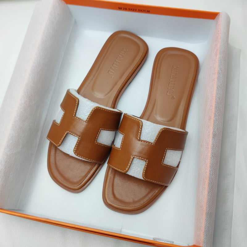 Klassieke dames sandalen Noor met modern H-design. Comfortabele elegante schoenen, perfect als platte strand instappers.