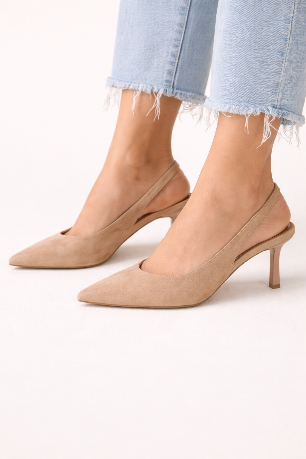Moderne dames slingback hakken met gesloten teen en een slanke, dunne hak. Elegant en veelzijdig in stijl.