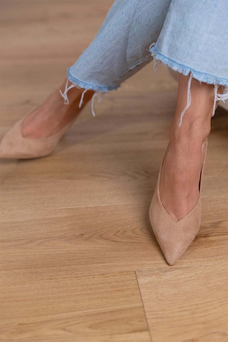 Verfijnde dames slingback hakken met gesloten teen, dunne hak en een vrouwelijke uitstraling. Perfect voor chic.
