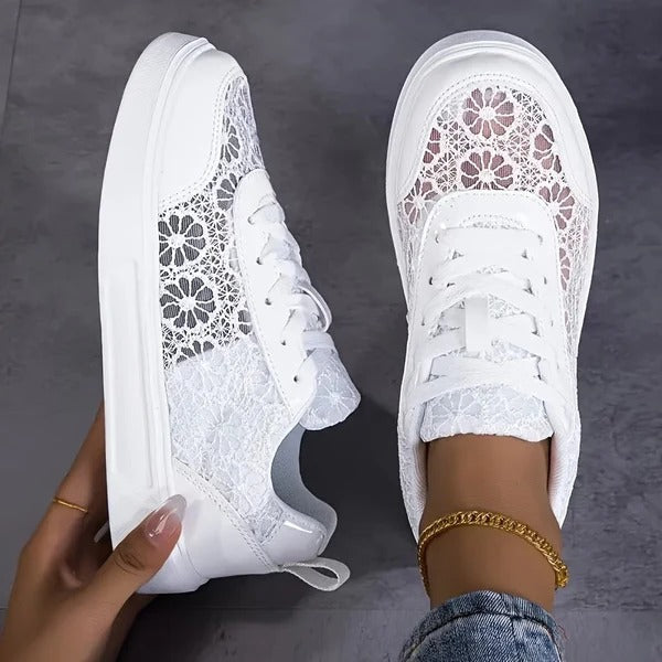 Elegante dames sneakers, ademend en comfortabel, met veters en platte zool. Perfect voor lente/zomer casual stijl.