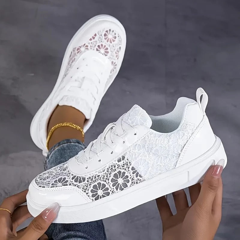 Zwarte dames sneakers, modieus en comfortabel, perfect voor een elegante casual stijl in lente en zomer.