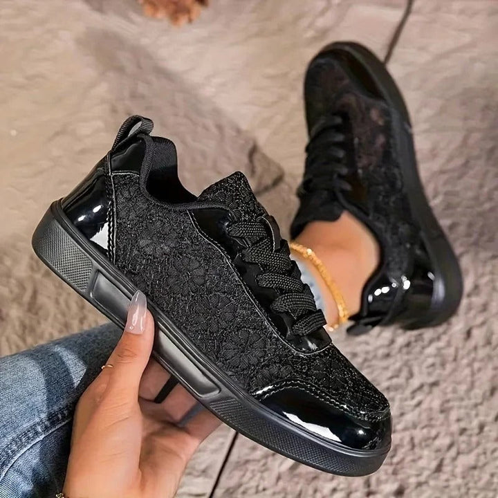 Comfortabele ademende dames sneakers met platte zool. Ideaal voor lange dagen en een casual lente/zomer stijl.