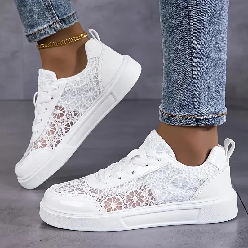 Modieuze elegante dames sneakers met veters. Deze comfortabele damesschoenen passen bij elke casual lente/zomer outfit.