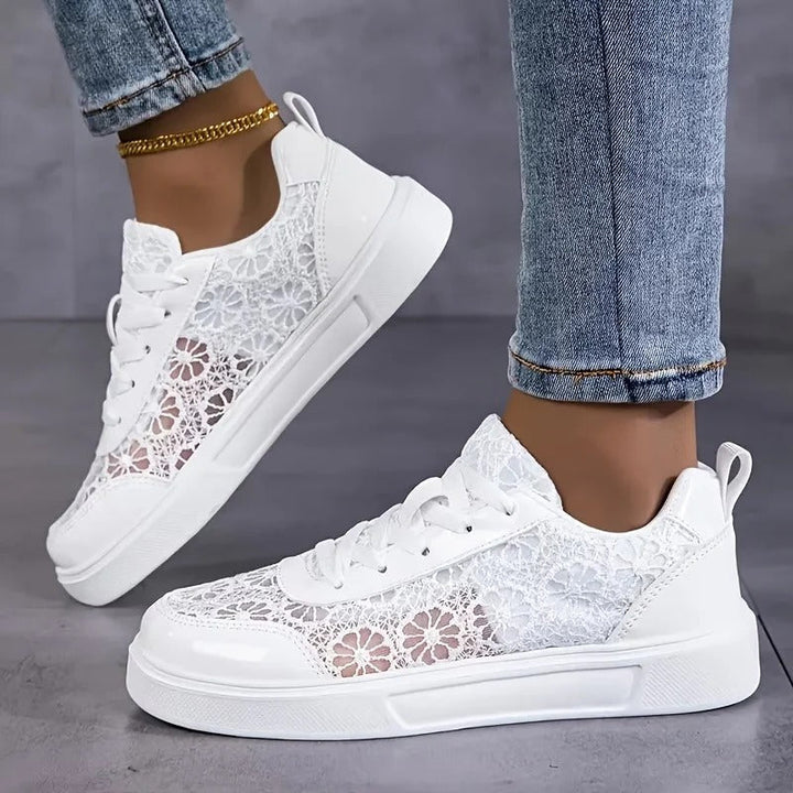 Modieuze elegante dames sneakers met veters. Deze comfortabele damesschoenen passen bij elke casual lente/zomer outfit.