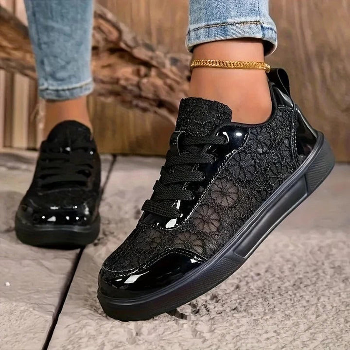 Lichte dames sneakers, ademend en comfortabel, ideaal voor lente en zomer. Een elegante casual schoen met platte zool.