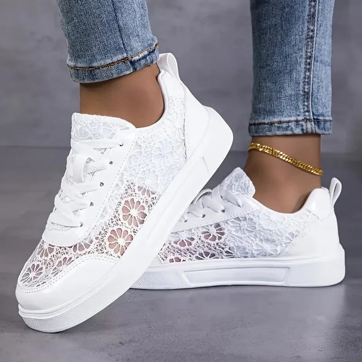 Dames vetersneakers met platte zool, comfortabel en ademend. Een elegante casual schoen voor lente/zomer mode.