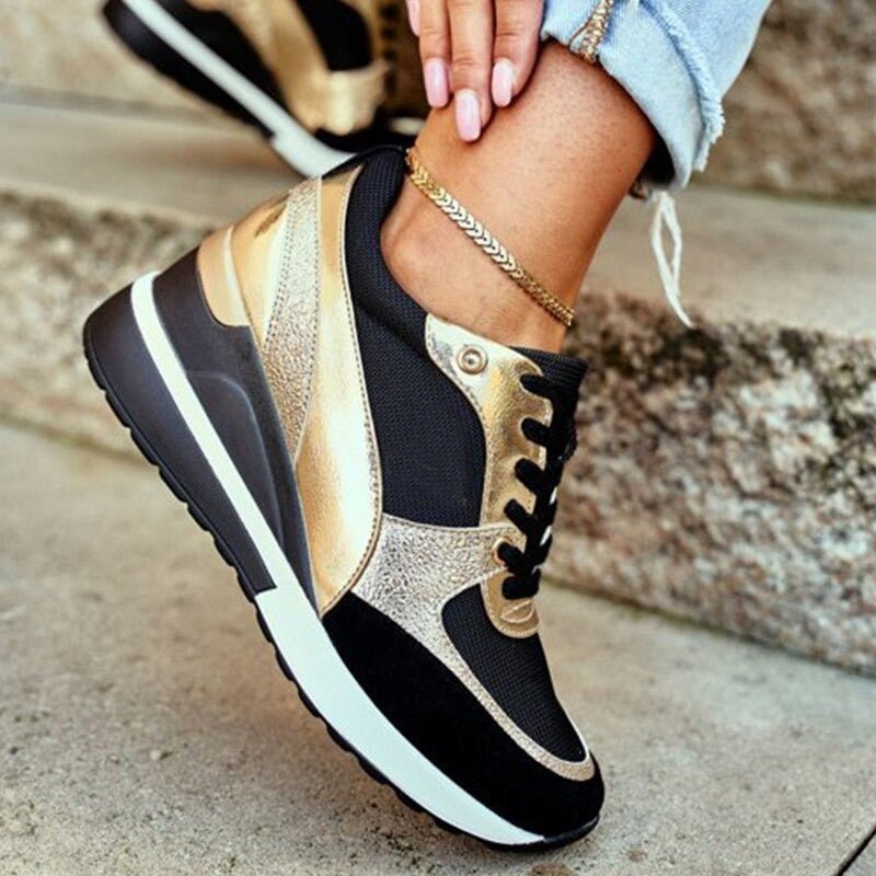 Elegante dames sneakers met stijlvolle gouden accenten, perfect voor zomerse casual outfits en dagelijks comfort.