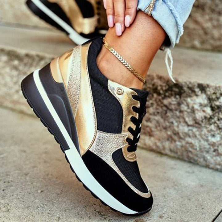 Elegante dames sneakers met stijlvolle gouden accenten, perfect voor zomerse casual outfits en dagelijks comfort.