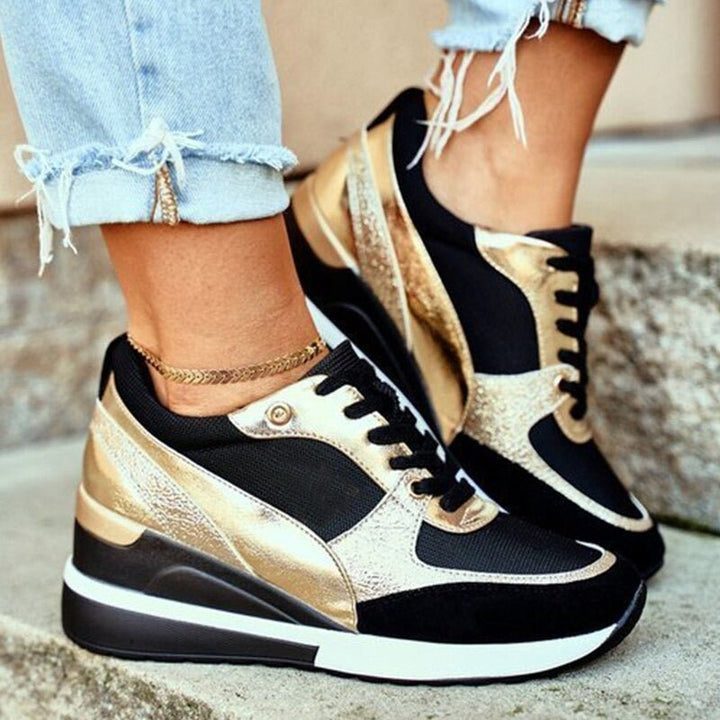 Dames platte sneakers met elegante gouden of moderne zwarte accenten, perfect voor een comfortabele zomerlook.