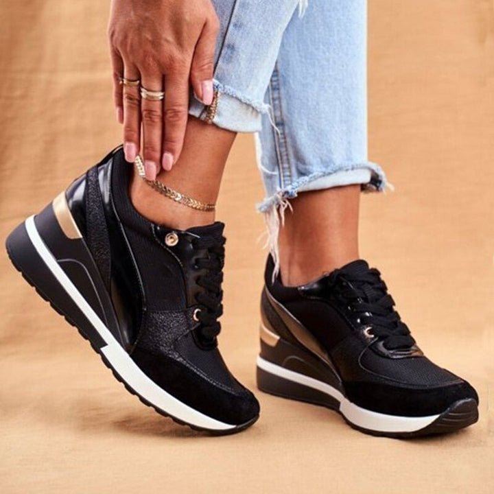 Trendy dames sneakers met verfijnde gouden of stoere zwarte accenten, ideaal voor modebewuste vrouwen.