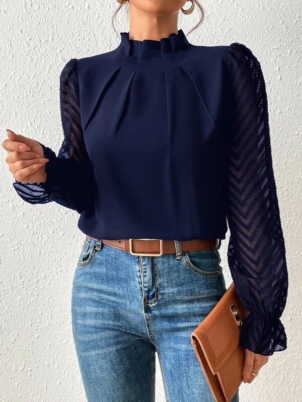 Zakelijke dames top, een elegante blouse met opstaande kraag en lange mouwen voor professionele uitstraling.
