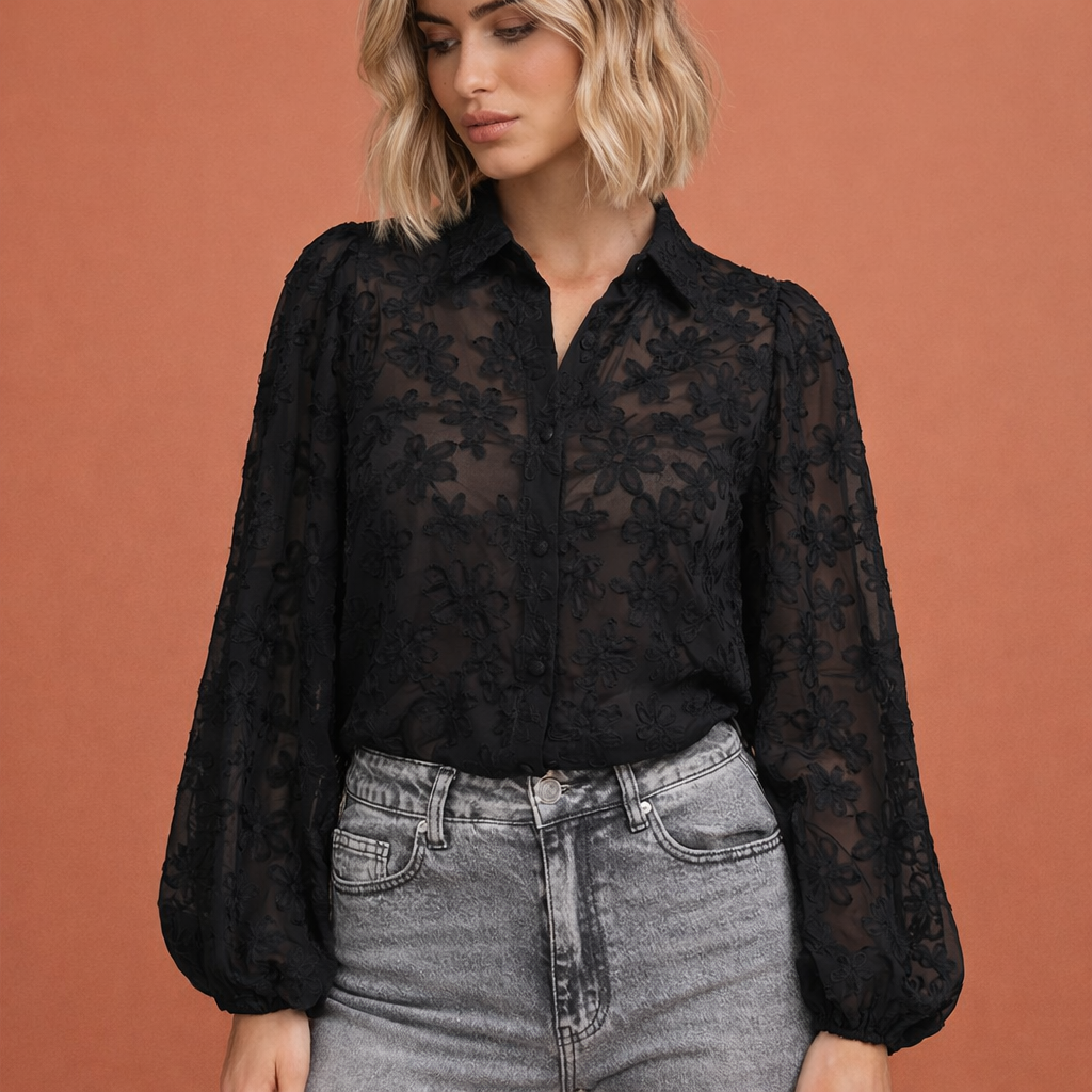 Elegante dames transparante zwarte blouse met verfijnde florale borduursels, ideaal voor avondoutfits en feesten.