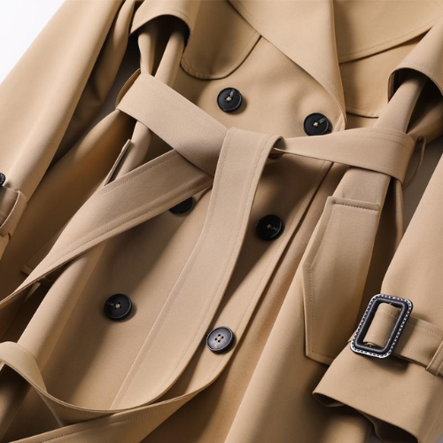 Moderne dames trenchcoat: Lange, stijlvolle jas met klassieke details, perfect voor casual of zakelijk.