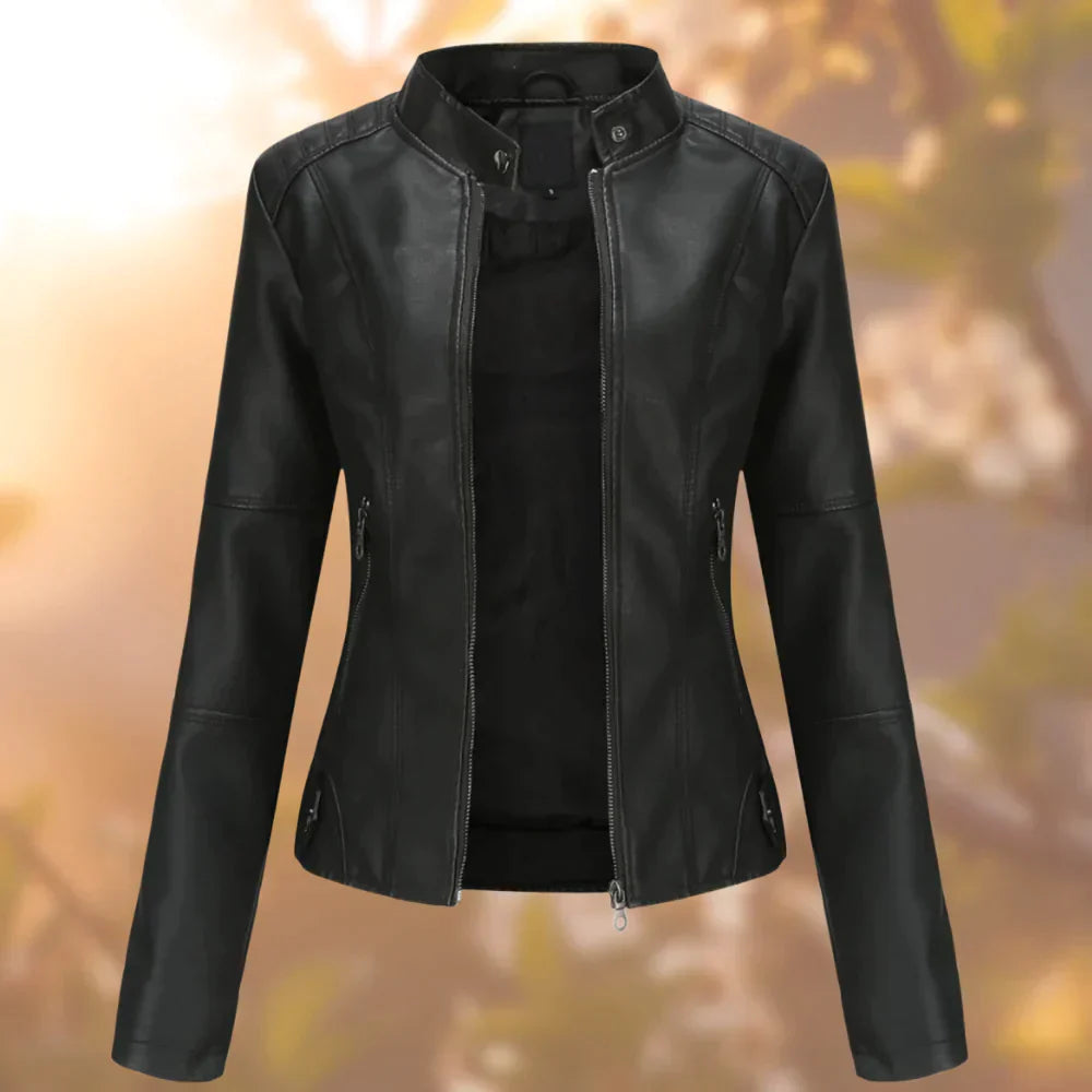 Elegante dames tussenjas met hoge col en stijlvolle metalen accenten, perfect voor herfst en lente.