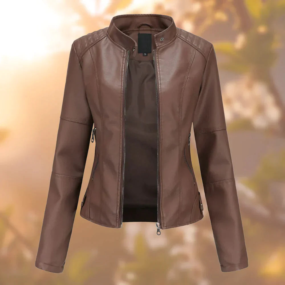 Moderne chique dames tussenjas met unieke hoge col en subtiele metalen details, ideaal voor elke look.