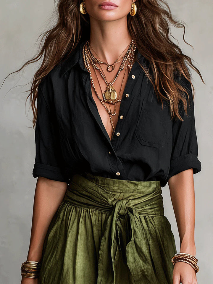 Tijdloze dames tweedelige outfit: blouse met strikceintuur en flowy A-lijn midi rok.