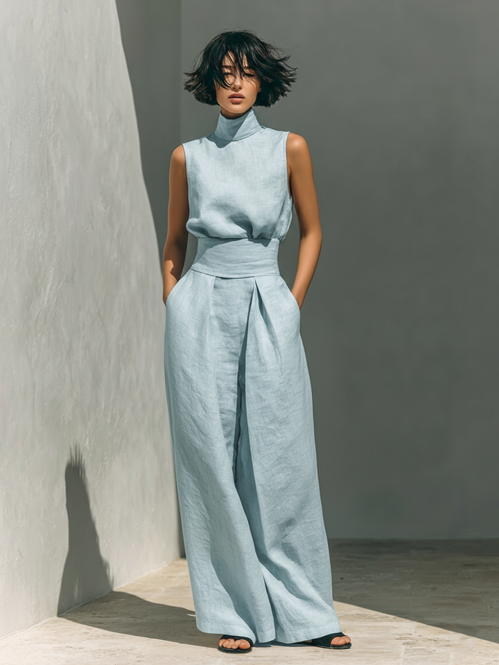 Modieuze dames set met mouwloze rolkraag top en bijpassende wijde broek; perfect voor een elegante look.