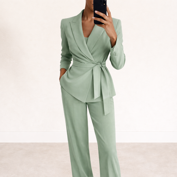 Elegante dames tweedelige set met strikceintuur en moderne pantalon, perfect voor een stijlvolle look.