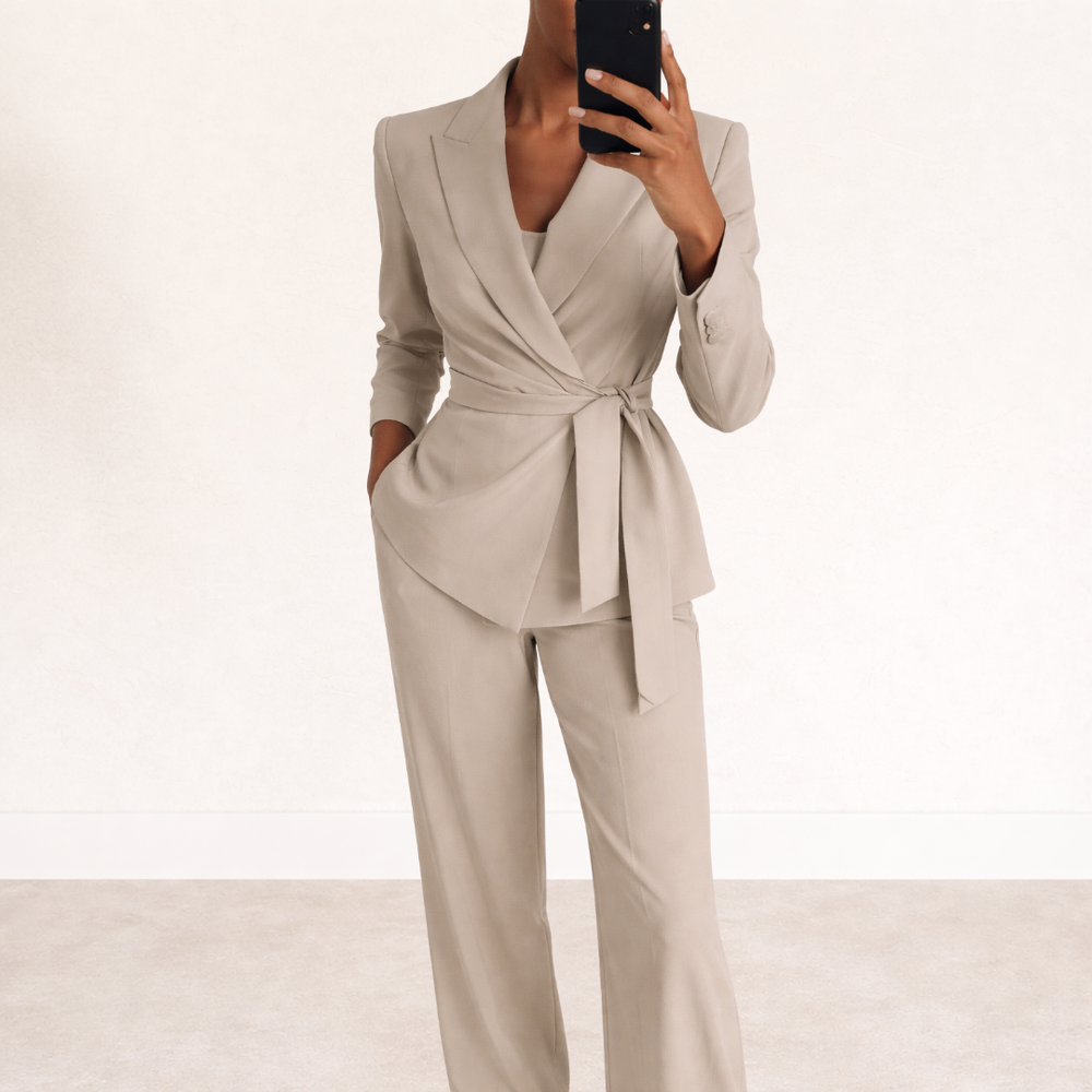 Comfortabele dames broekpak set met elegante pantalon en tuniek, inclusief chique strikceintuur.
