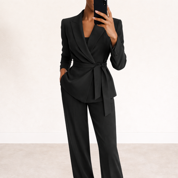 Moderne dames tweedelige set met flair pantalon en top met strikceintuur voor een elegante uitstraling.