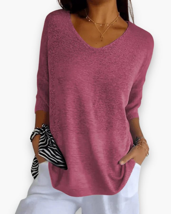 Comfortabele plus size dames top met V-hals en 3/4 mouwen, perfect voor casual zomerse dagen.