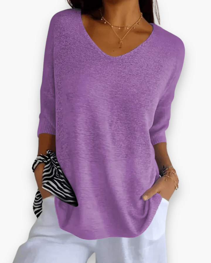 Veelzijdige elegante V-hals dames top, perfect voor zowel kantoor als een ontspannen zomerdag.