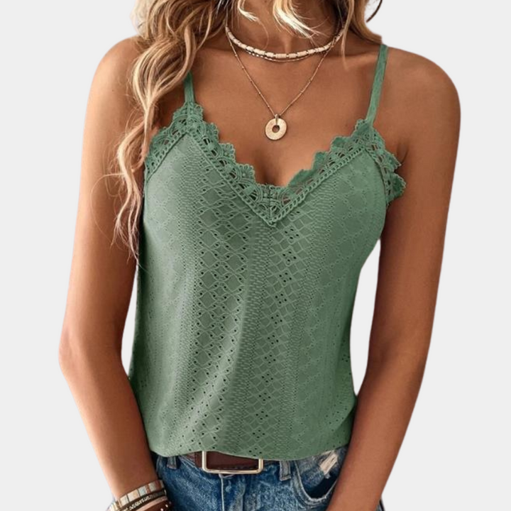 Elegante dames V-hals top met verfijnde details, perfect voor een stijlvolle zomerlook. Modieus en comfortabel.