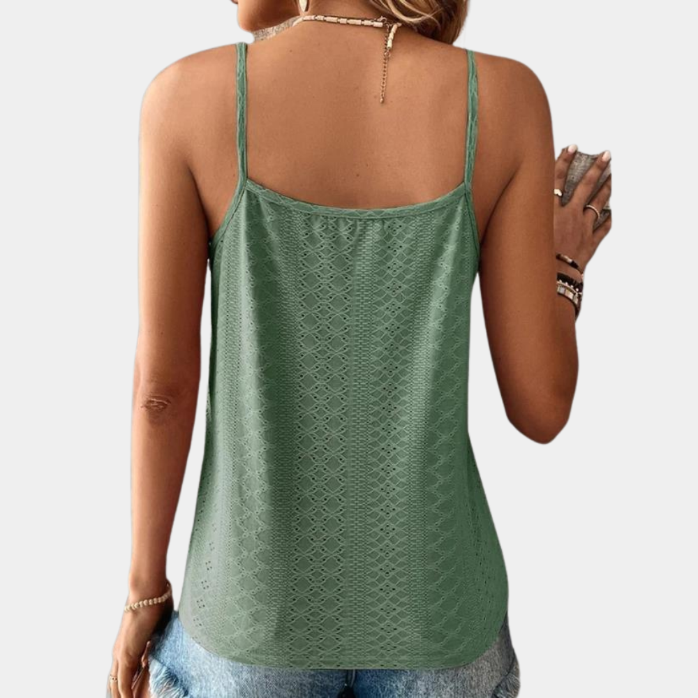 Luchtige dames zomertop met flatterende V-hals en verfijnde details. Comfortabel en modieus voor warme dagen.