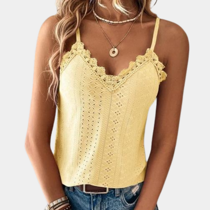 Modieuze dames top met V-hals en verfijnde boho-chic details. Perfecte, comfortabele top voor de zomer.