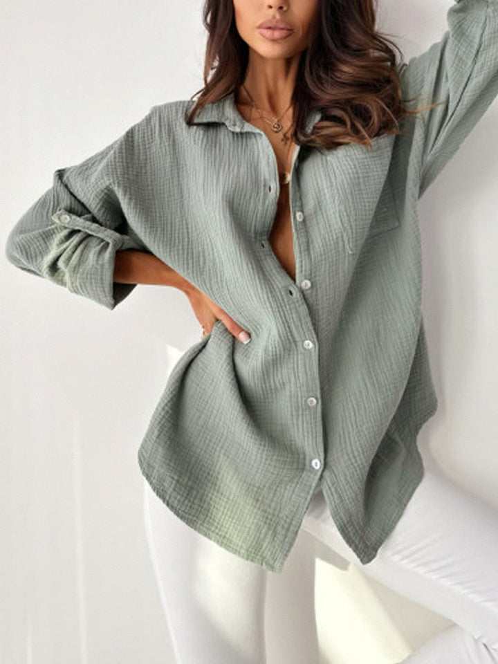 Zakelijke of casual damesblouse met moderne v-hals. Een elegante en comfortabele top voor de modebewuste vrouw.
