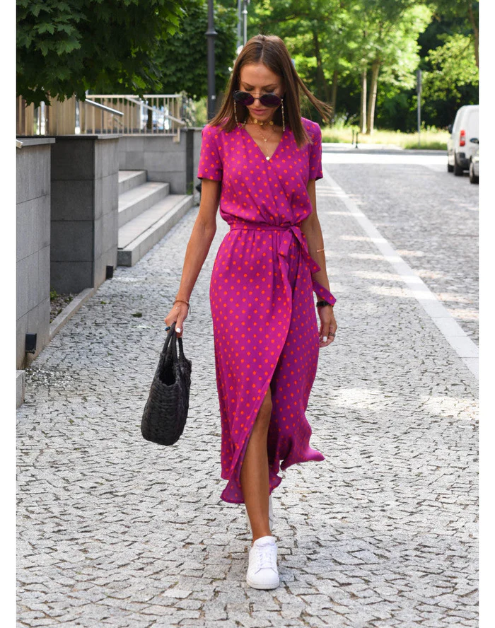 Trendy wikkeljurk met unieke combinatie van bloemen- en speelse stippenprint. Ideaal als zomerjurk voor dames.