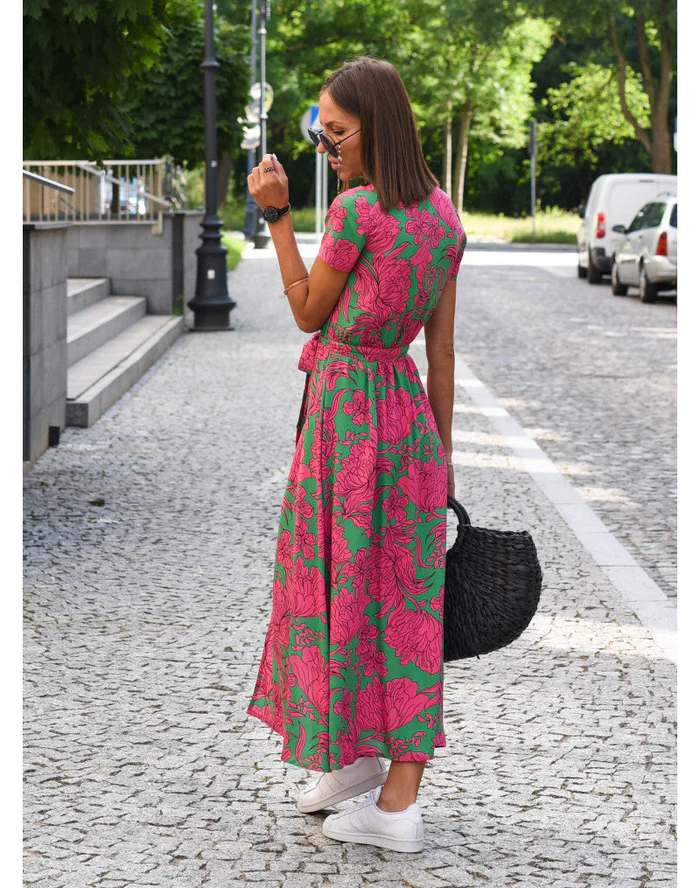 Flatterende midi wikkeljurk voor dames met strikceintuur, V-hals en volant. Comfortabele en stijlvolle zomerjurk.