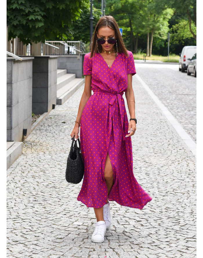 Chique wikkel midi jurk met strikceintuur, volant details en levendige bloemen- en stippenprint. Geschikt voor dames.