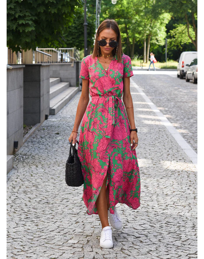 Mooie dames wikkeljurk met elegante bloemen- en stippenprint. Midi lengte, V-hals en korte mouwen, perfecte zomeroutfit.