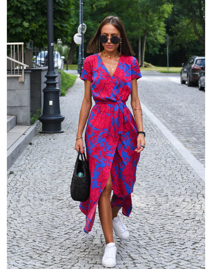 Moderne dames midi jurk: wikkelmodel met trendy bloemen- en stippenprint. Ideale elegante zomerjurk voor vrouwen.