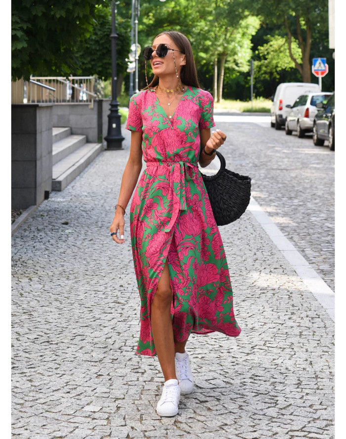 Vrouwen wikkel midi jurk met korte mouwen, V-hals, en een opvallende bloemen- en stippenprint. Comfortabel en chic.
