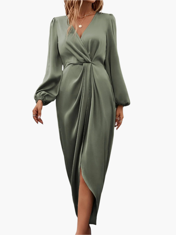 Feestelijke dames wikkeljurk met V-hals en asymmetrische zoom, perfect voor bruiloften en avondjes uit.