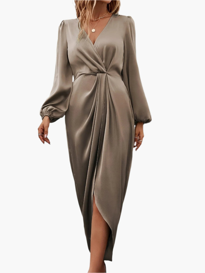 Comfortabele wikkeljurk voor dames met V-hals, elastische taille, plooien en ballonmouwen, flatterende pasvorm.