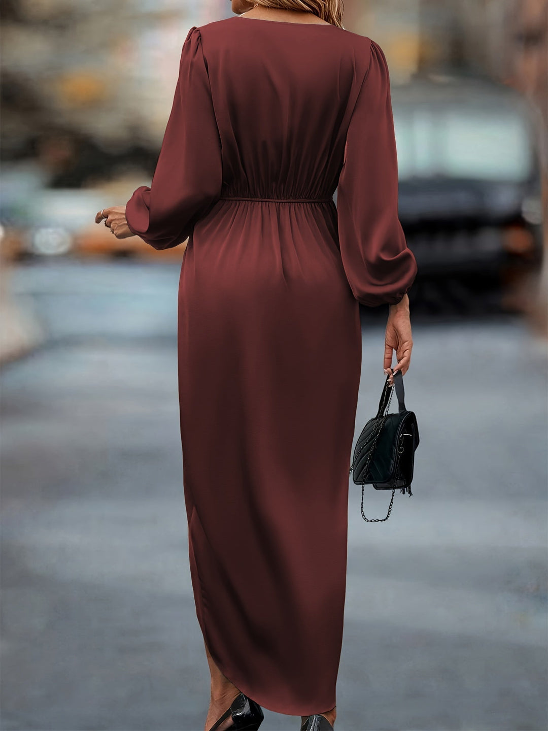 Comfortabele en stijlvolle wikkeljurk voor dames, met V-hals, geplooide taille en zwierige rok, perfect voor feesten.