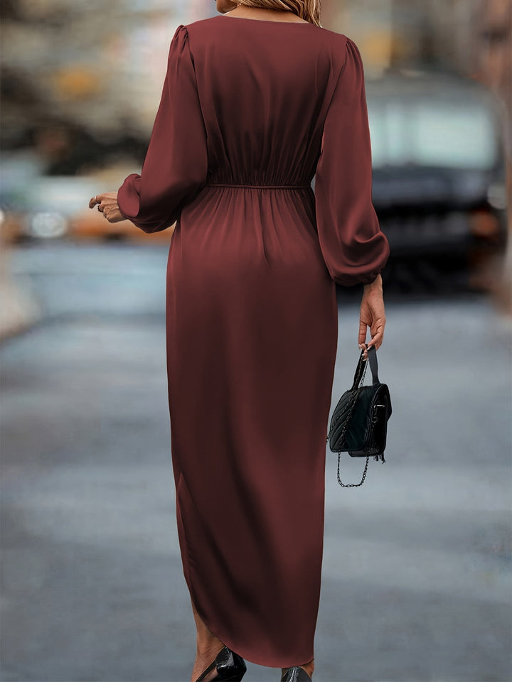 Comfortabele en stijlvolle wikkeljurk voor dames, met V-hals, geplooide taille en zwierige rok, perfect voor feesten.