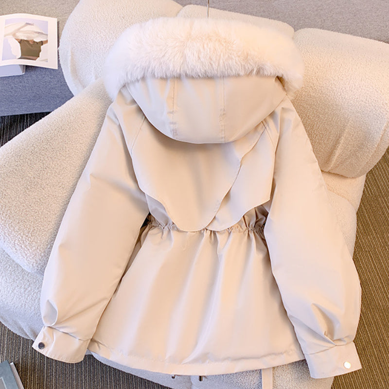 Modieuze dames winterparka met capuchon, comfortabel en chique voor vrouwen in de winter.