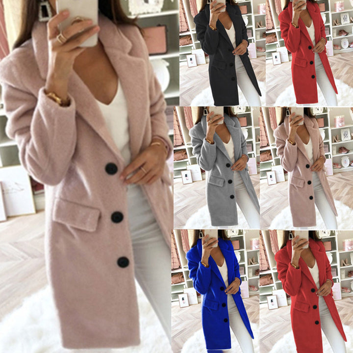 Mooie pasvorm van de lange dames winterjas Selene. Een essentiële elegante jas voor de winter en dames mode.