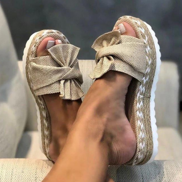 Elegante dames zomer sandalen met sierlijke strikdetail. Comfortabele platte zomerschoenen voor vrouwen, stijlvol en modern.