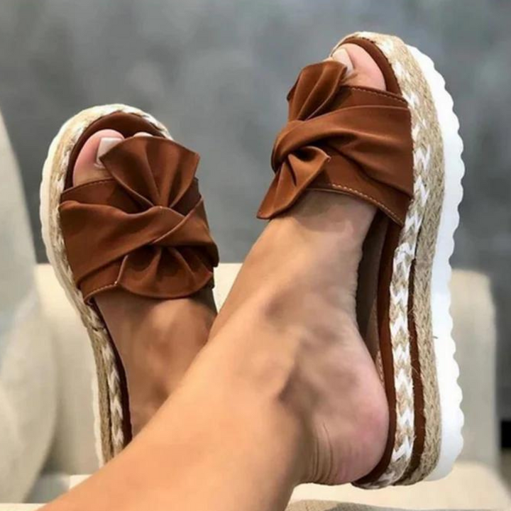 Comfortabele platte dames sandalen met chic strikdetail, ideaal voor zomerse dagen. Stijlvolle en moderne damesschoenen.