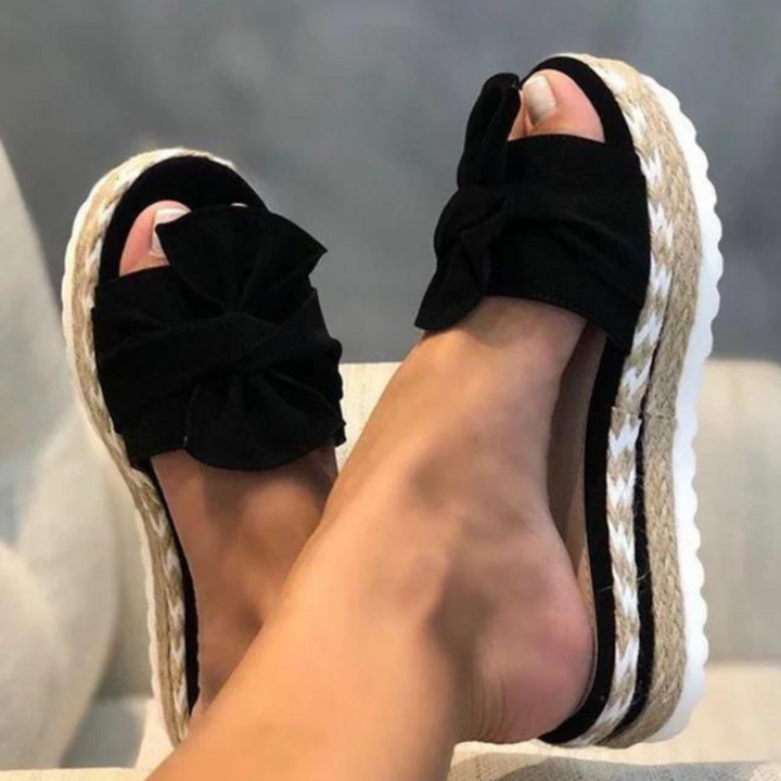 Elegante dames zomer sandalen met een verfijnd strikdetail. Comfortabele platte damesschoenen voor moderne zomeroutfits.