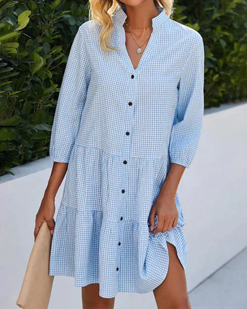 Stijlvolle dames zomerjurk met V-hals, ruitpatroon en knoopsluiting voor een elegante look.