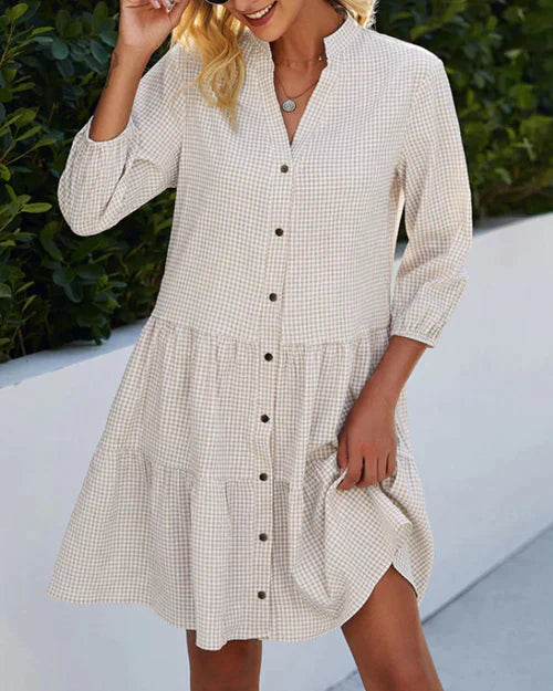Elegante dames jurk met subtiel ruitpatroon, V-hals en knoopsluiting. Een comfortabele midi zomerjurk.