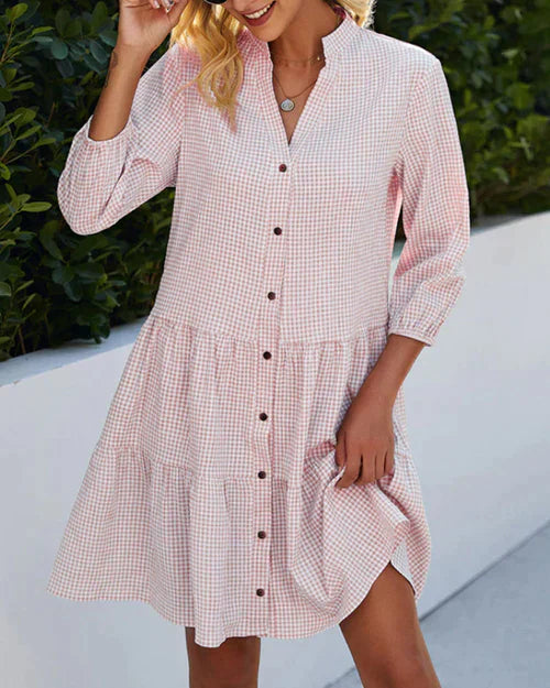Trendy lente/zomer dames jurk met 3/4 mouw, V-hals en fris ruitpatroon. Comfortabel en modieus.