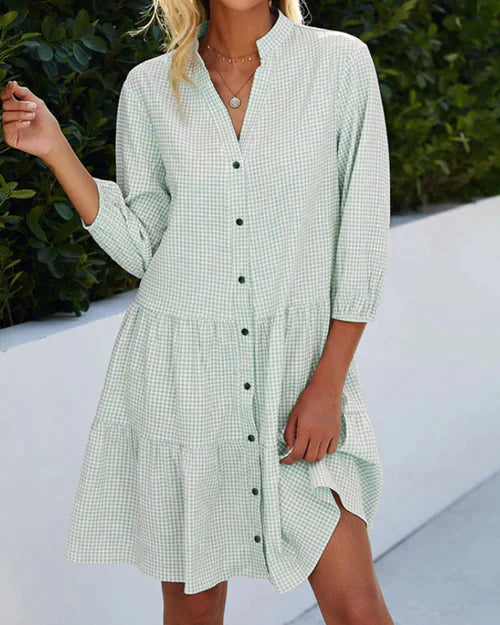 Moderne dames midi jurk met V-hals, 3/4 mouw en elegant ruitpatroon. Perfecte zomerjurk met knoopsluiting.