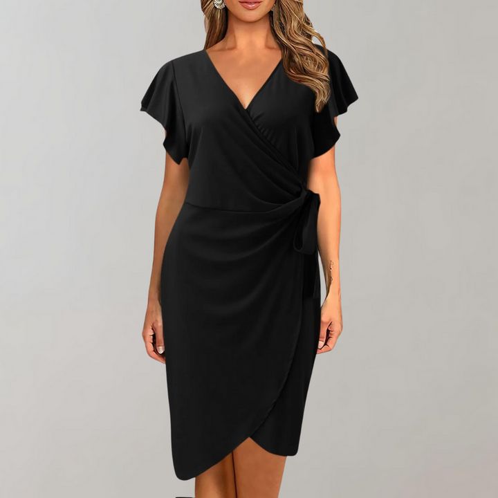 Elegante dames zomerjurk met luchtige stof en flatterende pasvorm, perfect voor zomerse dagen en avonden.
